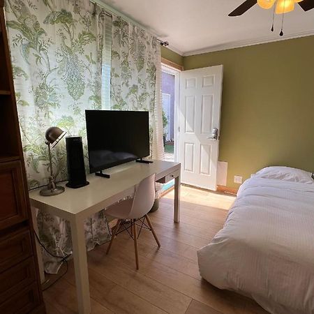 Private Room W/ Private Room Entrance & Free Wifi & Ac & Private Fridge カーソン エクステリア 写真