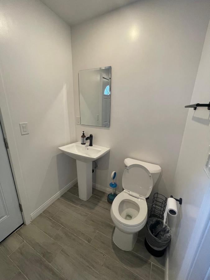 Private Room W/ Private Room Entrance & Free Wifi & Ac & Private Fridge カーソン エクステリア 写真