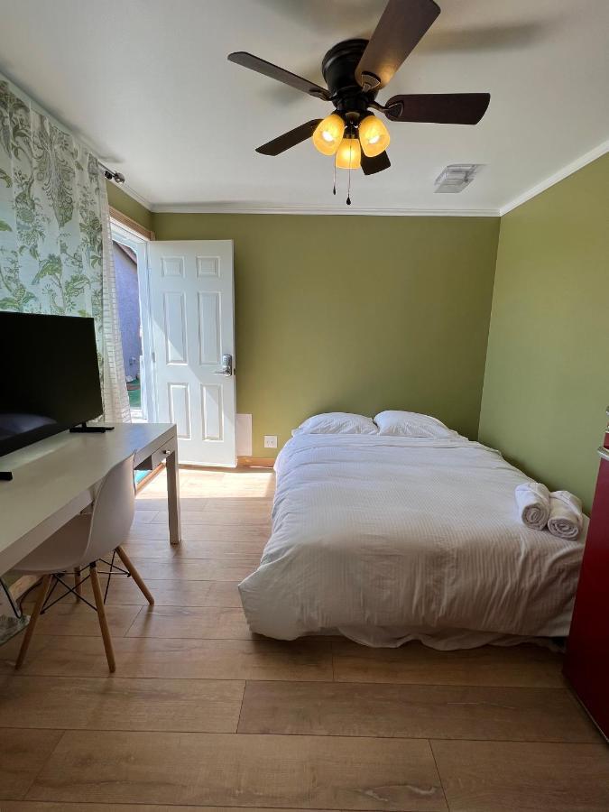 Private Room W/ Private Room Entrance & Free Wifi & Ac & Private Fridge カーソン エクステリア 写真