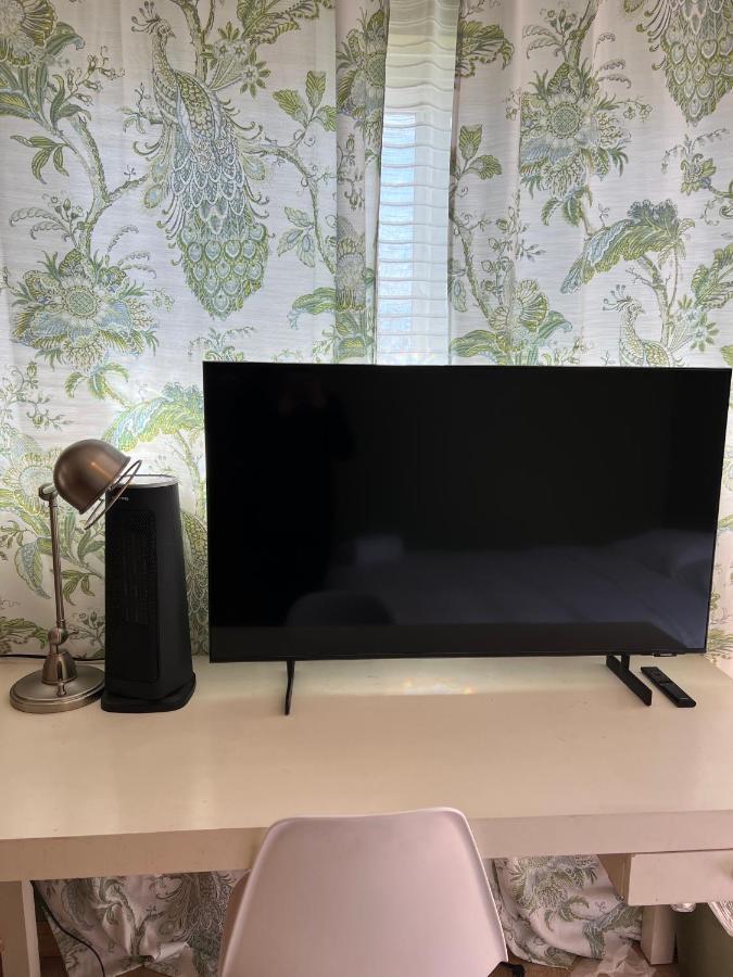 Private Room W/ Private Room Entrance & Free Wifi & Ac & Private Fridge カーソン エクステリア 写真